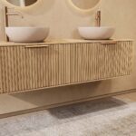 Rundes hängendes Badezimmermöbel 160 cm aus Natureiche mit Riffelfront, Eichenholzplatte und beige Kalksteinbecken