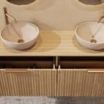 Rundes hängendes Badezimmermöbel 160 cm aus Natureiche mit Riffelfront, Eichenholzplatte und beige Kalksteinbecken