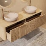 Rundes hängendes Badezimmermöbel 160 cm aus Natureiche mit Riffelfront, Eichenholzplatte und beige Kalksteinbecken