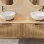 Rundes hängendes Badezimmermöbel 160 cm aus Natureiche mit Riffelfront, Eichenholzplatte und glänzend weißes Keramikbecken