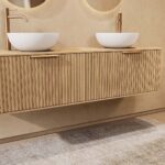 Rundes hängendes Badezimmermöbel 160 cm aus Natureiche mit Riffelfront, Eichenholzplatte und weißes Solid-Surface-Aufsatzbeck