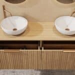 Rundes hängendes Badezimmermöbel 160 cm aus Natureiche mit Riffelfront, Eichenholzplatte und weißes Solid-Surface-Aufsatzbeck