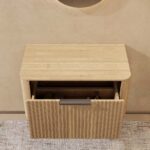 Wandhängender runder Badezimmer-Unterschrank 80 cm aus Natureiche mit abgerundeten Ecken und Riffelfront