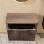 Wandhängender runder Badezimmer-Unterschrank 80 cm aus dunkler Eiche mit abgerundeten Ecken und Riffelfront