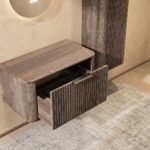 Wandhängender runder Badezimmer-Unterschrank 80 cm aus dunkler Eiche mit abgerundeten Ecken und Riffelfront