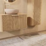 Rundes hängendes Badezimmermöbel 80 cm aus Natureiche mit Riffelfront, Eichenholzplatte und beige Kalksteinbecken
