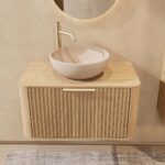 Rundes hängendes Badezimmermöbel 80 cm aus Natureiche mit Riffelfront, Eichenholzplatte und beige Kalksteinbecken