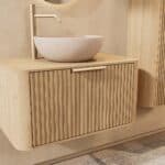 Rundes hängendes Badezimmermöbel 80 cm aus Natureiche mit Riffelfront, Eichenholzplatte und beige Kalksteinbecken