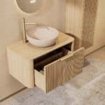 Rundes hängendes Badezimmermöbel 80 cm aus Natureiche mit Riffelfront, Eichenholzplatte und beige Kalksteinbecken