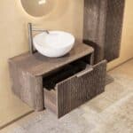 Rundes hängendes Badezimmermöbel 80 cm aus dunkler Eiche mit Riffelfront, Eichenholzplatte und glänzend weißes Keramikbecken