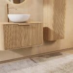 Rundes hängendes Badezimmermöbel 80 cm aus Natureiche mit Riffelfront, Eichenholzplatte und weißes Solid-Surface-Aufsatzbecke