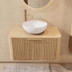 Rundes hängendes Badezimmermöbel 80 cm aus Natureiche mit Riffelfront, Eichenholzplatte und weißes Solid-Surface-Aufsatzbecke