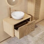 Rundes hängendes Badezimmermöbel 80 cm aus Natureiche mit Riffelfront, Eichenholzplatte und weißes Solid-Surface-Aufsatzbecke