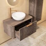 Rundes hängendes Badezimmermöbel 80 cm aus dunkler Eiche mit Riffelfront, Eichenholzplatte und weißes Solid-Surface-Aufsatzbe