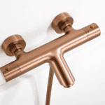 Thermostatische Bad-/Duscharmatur in gebürstetem Kupfer mit langlebiger PVD-Beschichtung. Geliefert als Komplettset mit Handbrause, Brauseschlauch und Wandhalter. Erhältlich in 6 Farben.