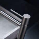 Moderne erhöhte Waschtischarmatur in Black Gun Metal, ideal für Badmöbel mit Aufsatzwaschbecken, als Komplettset inklusive passendem Click-Clack-Verschluss mit langlebiger PVD-Beschichtung. Der Click-Clack-Verschluss lässt sich durch Drücken einfach öffne