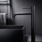 Moderne erhöhte Waschtischarmatur in Schwarz, ideal für Badmöbel mit Aufsatzwaschbecken, als Komplettset inklusive passendem Click-Clack-Verschluss  Der Click-Clack-Verschluss lässt sich durch Drücken einfach öffnen und schließen. Mit 5 Jahren Garantie un