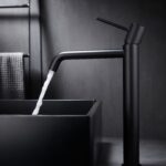 Moderne erhöhte Waschtischarmatur in Schwarz, ideal für Badmöbel mit Aufsatzwaschbecken, als Komplettset inklusive passendem Click-Clack-Verschluss  Der Click-Clack-Verschluss lässt sich durch Drücken einfach öffnen und schließen. Mit 5 Jahren Garantie un