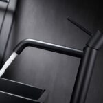 Moderne erhöhte Waschtischarmatur in Schwarz, ideal für Badmöbel mit Aufsatzwaschbecken, als Komplettset inklusive passendem Click-Clack-Verschluss  Der Click-Clack-Verschluss lässt sich durch Drücken einfach öffnen und schließen. Mit 5 Jahren Garantie un