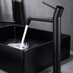 Moderne erhöhte Waschtischarmatur in Schwarz, ideal für Badmöbel mit Aufsatzwaschbecken, als Komplettset inklusive passendem Click-Clack-Verschluss  Der Click-Clack-Verschluss lässt sich durch Drücken einfach öffnen und schließen. Mit 5 Jahren Garantie un