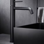 Moderne erhöhte Waschtischarmatur in Schwarz, ideal für Badmöbel mit Aufsatzwaschbecken, als Komplettset inklusive passendem Click-Clack-Verschluss  Der Click-Clack-Verschluss lässt sich durch Drücken einfach öffnen und schließen. Mit 5 Jahren Garantie un