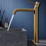 Moderne erhöhte Waschtischarmatur in Gebürstetes Gold, ideal für Badmöbel mit Aufsatzwaschbecken. Mit langlebiger PVD-Beschichtung. Mit 5 Jahren Garantie und in 6 Farben erhältlich.
