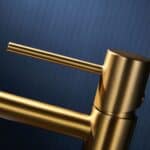 Moderne erhöhte Waschtischarmatur in Gebürstetes Gold, ideal für Badmöbel mit Aufsatzwaschbecken, als Komplettset inklusive passendem Click-Clack-Verschluss mit langlebiger PVD-Beschichtung. Der Click-Clack-Verschluss lässt sich durch Drücken einfach öffn