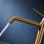 Moderne erhöhte Waschtischarmatur in Gebürstetes Gold, ideal für Badmöbel mit Aufsatzwaschbecken, als Komplettset inklusive passendem Click-Clack-Verschluss mit langlebiger PVD-Beschichtung. Der Click-Clack-Verschluss lässt sich durch Drücken einfach öffn