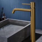 Moderne erhöhte Waschtischarmatur in Gebürstetes Gold, ideal für Badmöbel mit Aufsatzwaschbecken. Mit langlebiger PVD-Beschichtung. Mit 5 Jahren Garantie und in 6 Farben erhältlich.