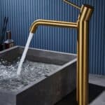 Moderne erhöhte Waschtischarmatur in Gebürstetes Gold, ideal für Badmöbel mit Aufsatzwaschbecken, als Komplettset inklusive passendem Click-Clack-Verschluss mit langlebiger PVD-Beschichtung. Der Click-Clack-Verschluss lässt sich durch Drücken einfach öffn