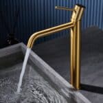 Moderne erhöhte Waschtischarmatur in Gebürstetes Gold, ideal für Badmöbel mit Aufsatzwaschbecken, als Komplettset inklusive passendem Click-Clack-Verschluss mit langlebiger PVD-Beschichtung. Der Click-Clack-Verschluss lässt sich durch Drücken einfach öffn