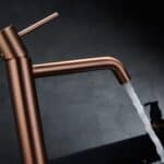 Moderne erhöhte Waschtischarmatur in Gebürstetes Kupfer, ideal für Badmöbel mit Aufsatzwaschbecken, als Komplettset inklusive passendem Click-Clack-Verschluss mit langlebiger PVD-Beschichtung. Der Click-Clack-Verschluss lässt sich durch Drücken einfach öf
