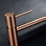 Moderne erhöhte Waschtischarmatur in Gebürstetes Kupfer, ideal für Badmöbel mit Aufsatzwaschbecken, als Komplettset inklusive passendem Click-Clack-Verschluss mit langlebiger PVD-Beschichtung. Der Click-Clack-Verschluss lässt sich durch Drücken einfach öf