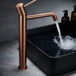 Moderne erhöhte Waschtischarmatur in Gebürstetes Kupfer, ideal für Badmöbel mit Aufsatzwaschbecken, als Komplettset inklusive passendem Click-Clack-Verschluss mit langlebiger PVD-Beschichtung. Der Click-Clack-Verschluss lässt sich durch Drücken einfach öf