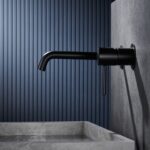 Moderne Waschtischarmatur Wandmontage in Schwarz, für die Montage über Waschtisch oder Aufsatzwaschbecken, als Komplettset inklusive passendem Click-Clack-Verschluss  Der Click-Clack-Verschluss lässt sich durch Drücken einfach öffnen und schließen. Mit 5