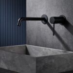 Moderne Waschtischarmatur Wandmontage in Schwarz, für die Montage über Waschtisch oder Aufsatzwaschbecken, als Komplettset inklusive passendem Click-Clack-Verschluss  Der Click-Clack-Verschluss lässt sich durch Drücken einfach öffnen und schließen. Mit 5