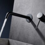 Moderne Waschtischarmatur Wandmontage in Schwarz, für die Montage über Waschtisch oder Aufsatzwaschbecken, als Komplettset inklusive passendem Click-Clack-Verschluss  Der Click-Clack-Verschluss lässt sich durch Drücken einfach öffnen und schließen. Mit 5