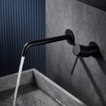 Moderne Waschtischarmatur Wandmontage in Schwarz, für die Montage über Waschtisch oder Aufsatzwaschbecken, als Komplettset inklusive passendem Click-Clack-Verschluss  Der Click-Clack-Verschluss lässt sich durch Drücken einfach öffnen und schließen. Mit 5