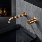 Moderne Waschtischarmatur Wandmontage in Gebürstetes Gold, für die Montage über Waschtisch oder Aufsatzwaschbecken, als Komplettset inklusive passendem Click-Clack-Verschluss mit langlebiger PVD-Beschichtung. Der Click-Clack-Verschluss lässt sich durch Dr