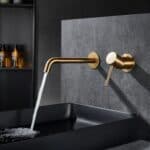 Moderne Waschtischarmatur Wandmontage in Gebürstetes Gold, für die Montage über Waschtisch oder Aufsatzwaschbecken, als Komplettset inklusive passendem Click-Clack-Verschluss mit langlebiger PVD-Beschichtung. Der Click-Clack-Verschluss lässt sich durch Dr