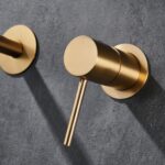 Moderne Waschtischarmatur Wandmontage in Gebürstetes Gold, für die Montage über Waschtisch oder Aufsatzwaschbecken, als Komplettset inklusive passendem Click-Clack-Verschluss mit langlebiger PVD-Beschichtung. Der Click-Clack-Verschluss lässt sich durch Dr