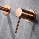Moderne Waschtischarmatur Wandmontage in Gebürstetes Kupfer, für die Montage über Waschtisch oder Aufsatzwaschbecken, als Komplettset inklusive passendem Click-Clack-Verschluss mit langlebiger PVD-Beschichtung. Der Click-Clack-Verschluss lässt sich durch