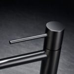 Moderne niedrige Waschtischarmatur in Black Gun Metal, passend für Badmöbel mit Waschtisch, als Komplettset inklusive passendem Click-Clack-Verschluss mit langlebiger PVD-Beschichtung. Der Click-Clack-Verschluss lässt sich durch Drücken einfach öffnen und