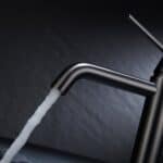 Moderne niedrige Waschtischarmatur in Black Gun Metal, passend für Badmöbel mit Waschtisch, als Komplettset inklusive passendem Click-Clack-Verschluss mit langlebiger PVD-Beschichtung. Der Click-Clack-Verschluss lässt sich durch Drücken einfach öffnen und