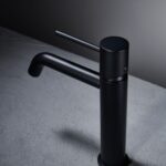 Moderne niedrige Waschtischarmatur in Schwarz, passend für Badmöbel mit Waschtisch, als Komplettset inklusive passendem Click-Clack-Verschluss  Der Click-Clack-Verschluss lässt sich durch Drücken einfach öffnen und schließen. Mit 5 Jahren Garantie und in