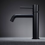 Moderne niedrige Waschtischarmatur in Schwarz, passend für Badmöbel mit Waschtisch, als Komplettset inklusive passendem Click-Clack-Verschluss  Der Click-Clack-Verschluss lässt sich durch Drücken einfach öffnen und schließen. Mit 5 Jahren Garantie und in