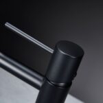 Moderne niedrige Waschtischarmatur in Schwarz, passend für Badmöbel mit Waschtisch, als Komplettset inklusive passendem Click-Clack-Verschluss  Der Click-Clack-Verschluss lässt sich durch Drücken einfach öffnen und schließen. Mit 5 Jahren Garantie und in