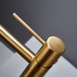 Moderne niedrige Waschtischarmatur in Gebürstetes Gold, passend für Badmöbel mit Waschtisch, als Komplettset inklusive passendem Click-Clack-Verschluss mit langlebiger PVD-Beschichtung. Der Click-Clack-Verschluss lässt sich durch Drücken einfach öffnen un