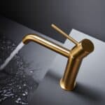 Moderne niedrige Waschtischarmatur in Gebürstetes Gold, passend für Badmöbel mit Waschtisch, als Komplettset inklusive passendem Click-Clack-Verschluss mit langlebiger PVD-Beschichtung. Der Click-Clack-Verschluss lässt sich durch Drücken einfach öffnen un