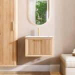 Wandhängendes Badezimmermöbel 60 cm aus Natureiche mit Riffelfront und Keramikwaschtisch